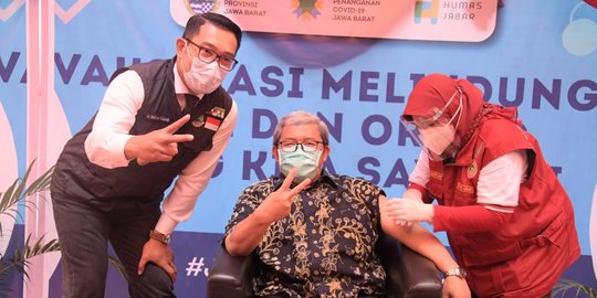 Lansia dan Tokoh Asal Jabar Jalani Vaksinasi Covid-19 di Rumah Dinas Gubernur