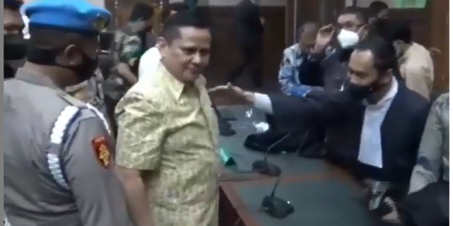 Emosi Divonis 4 Tahun Bui Ini Video Irjen Napoleon Goyang Tiktok Di Ruang Sidang Merdeka Com