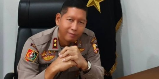 Potret Jenderal Polisi Bintang Dua Panen Kacang Panjang, Tetap Gagah Meski di Kebun