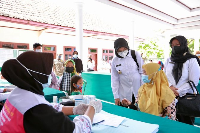 bupati ipuk kembali ngantor di desa kali ini di perbatasan taman nasional alas purwo