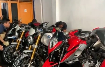 intip koleksi moge crazy rich tanjung priok lagi dicuci tukang cucinya ada 5 orang