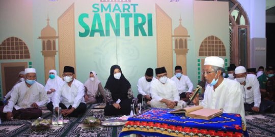 Gelar Smart Santri, Ajak ASN dan Warga Banyuwangi Mengaji Kitab Kuning