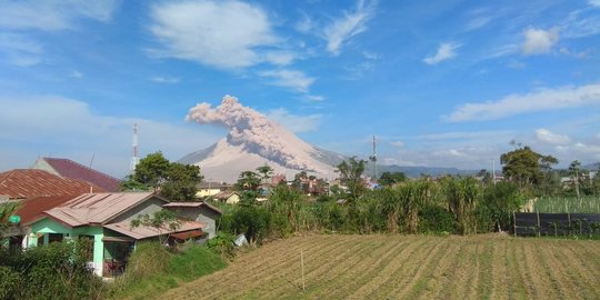 Dua Kali Erupsi, Gunung Sinabung juga Muntahkan Awan Panas Guguran