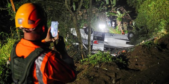 Momen Evakuasi Korban Kecelakaan Bus Pariwisata di Sumedang