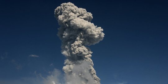 Gunung Sinabung Erupsi Setinggi 700 Meter