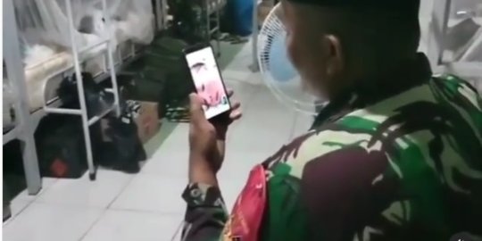 Mengharukan,Anggota TNI di Perbatasan Adzani Anaknya yang Baru Lahir Lewat Video Call