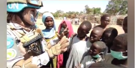 Momen Polwan Cantik Ajari Anak-Anak Afrika Bahasa Ngapak, Kocak Abis