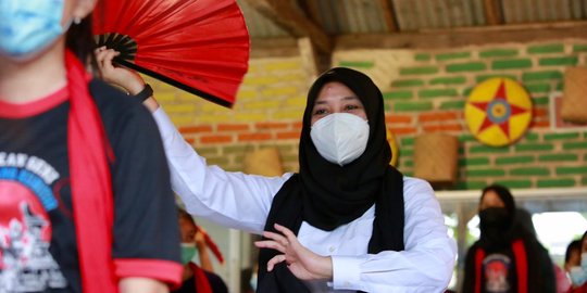 Ke Sanggar dan Ikut Menari, Bupati Ipuk Pacu Pengembangan Seni Berbasis Desa