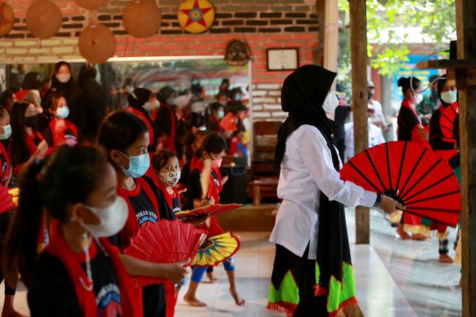 bupati ipuk kunjungi padepokan seni alang alang kumitir