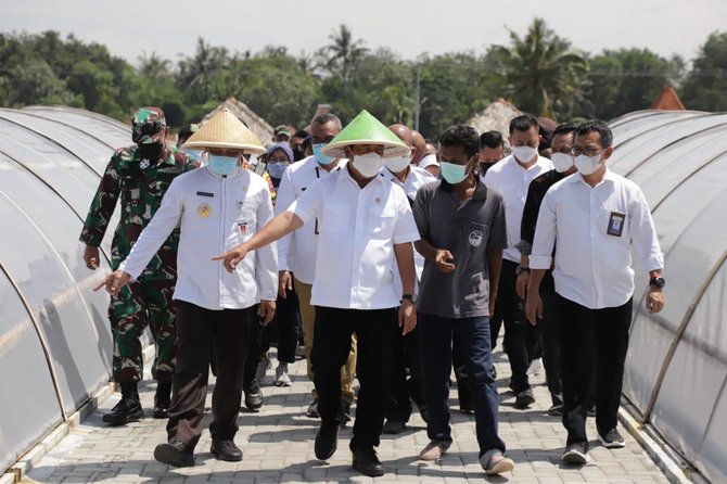 menteri trenggono saat mengunjungi kampung garam di kebumen