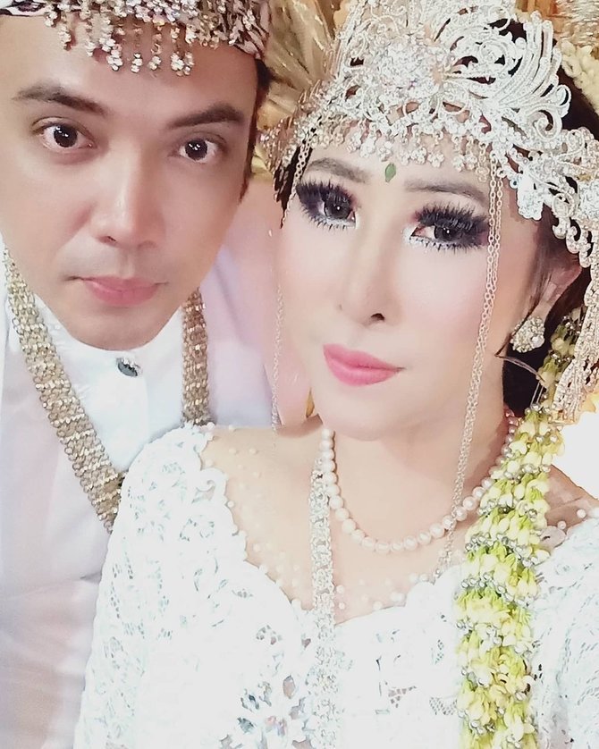 sandy tumiwa menikah dengan henny mona