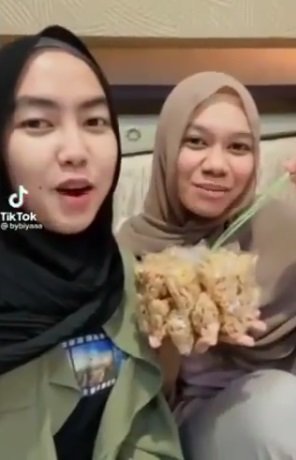 viral dua wanita riview kue bawang harga rp10 juta