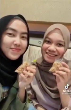 viral dua wanita riview kue bawang harga rp10 juta