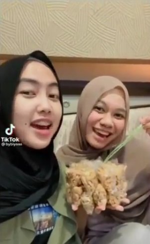 viral dua wanita riview kue bawang harga rp10 juta