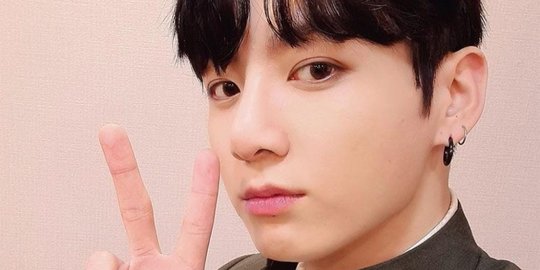 Lucunya Tingkah Jungkook BTS Saat Duduk dan Kursinya Ditarik oleh Penata Rambut