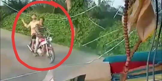 Marah Tak Diberi Uang Viral Video Pengendara Motor Nekat Lempari Batu Kaca Truk Merdeka Com