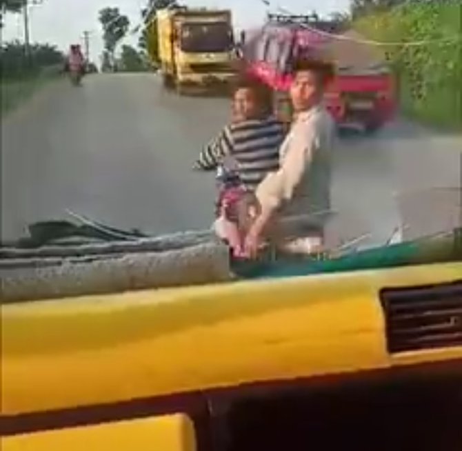 marah tak diberi uang viral video pengendara motor nekat lempari batu kaca truk