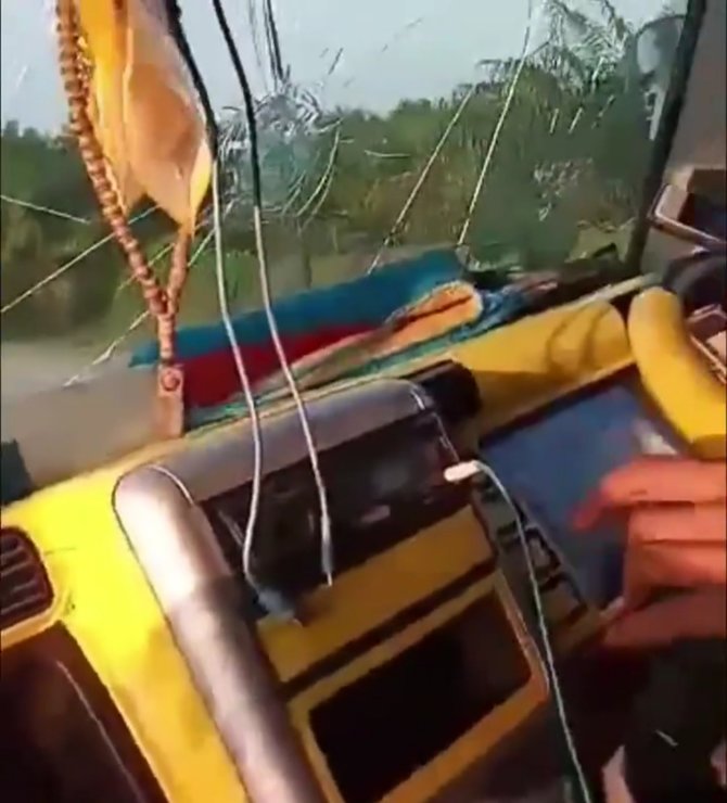 marah tak diberi uang viral video pengendara motor nekat lempari batu kaca truk