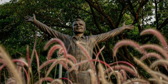 Penampakan Patung Kosmonot Yuri Gagarin di Taman Mataram Kebayoran