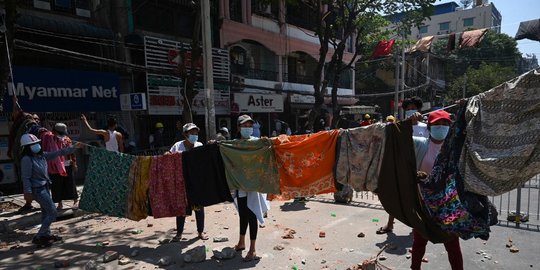 Lima Pabrik China Dibakar dalam Unjuk Rasa Paling Berdarah di Myanmar