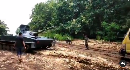 tank marinir tni derek truk barang