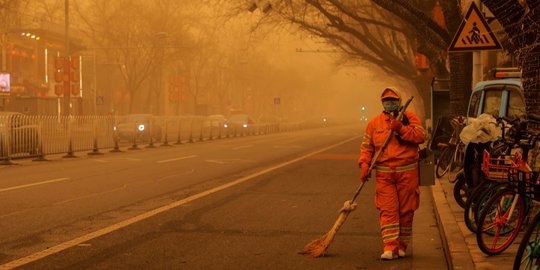 Suasana Beijing Saat Diterjang Badai Pasir