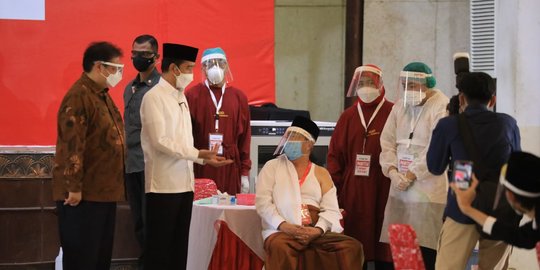 Jokowi Dijadwalkan Tinjau Vaksinasi Massal Pelaku Usaha Pariwisata di Bali