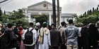 Massa Pendukung Rizieq Shihab Berkerumun di PN Jakarta Timur