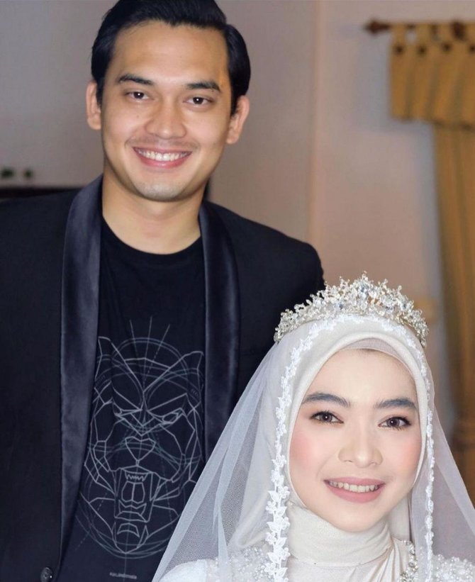 seleb tampan yang jatuh ke pelukan dokter