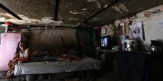 Kerasnya Kehidupan di Kampung Kolong Tol Dupak 'Kampung 1001 Malam'