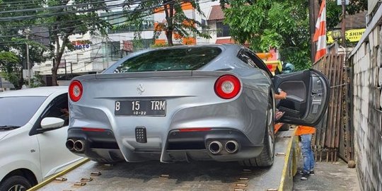 Ferrari, Rolls Royce hingga Mercy Milik Tersangka Dibawa Kejagung ke Kantor Asabri