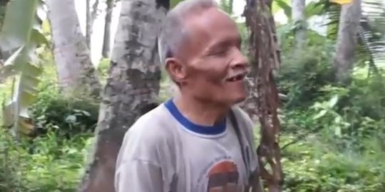 Kisah Mbah Asrofi, Kakek Tunanetra yang Panjat Pohon Kelapa Demi Berbagi