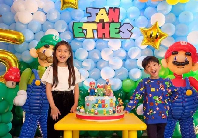 ulang tahun ke 5 intip potret perayaan ulang tahun jan ethes dengan tema mario bross