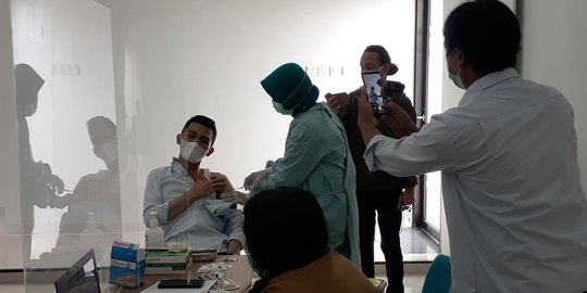 Kerabat DPRD Ikut Vaksinasi Covid-19 di RSU Tangsel
