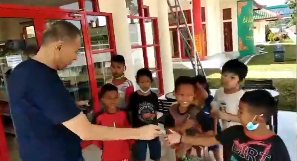 jusuf hamka bagi bagi uang di halaman masjid ba desari