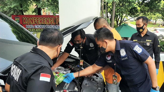 pemeriksaan mobil yang digunakan tersangka untuk menyelundupkan sabu sabu