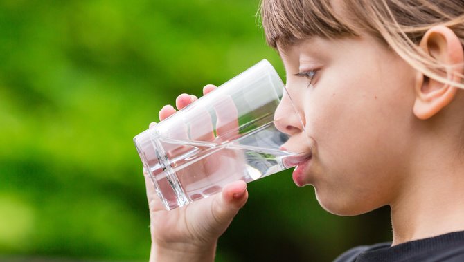 ilustrasi anak minum air putih