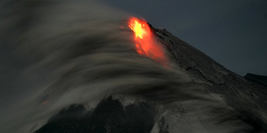 Gunung Merapi Luncurkan 17 Kali Guguran Lava Pijar