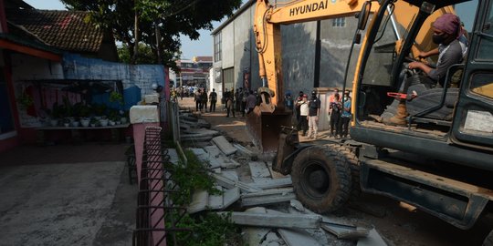 Alat Berat Bongkar Pagar Beton yang Mengisolasi Warga di Jalan Akasia Ciledug