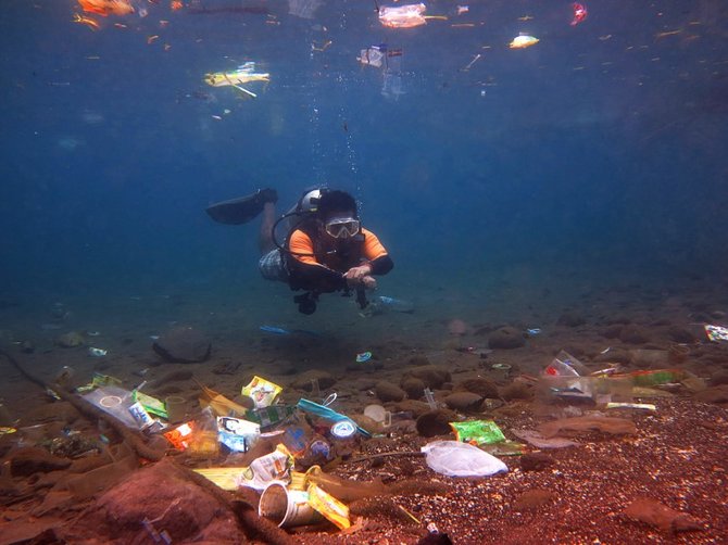 ilustrasi sampah plastik di laut