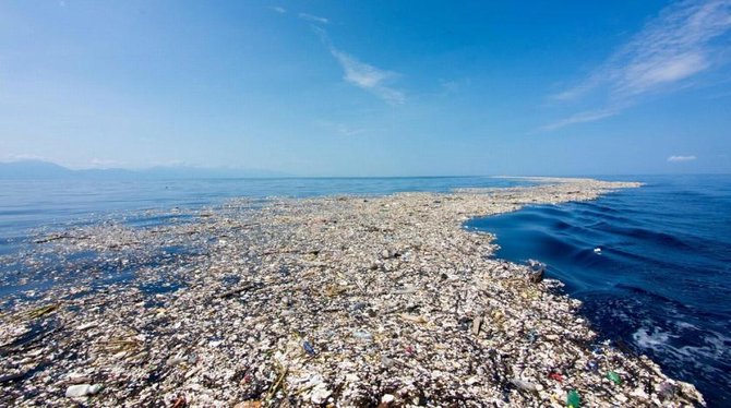 ilustrasi sampah plastik di laut