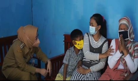 bupati purbalingga kunjungi anak yang disekap orang tuanya