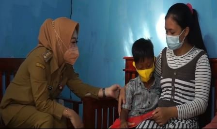 bupati purbalingga kunjungi anak yang disekap orang tuanya