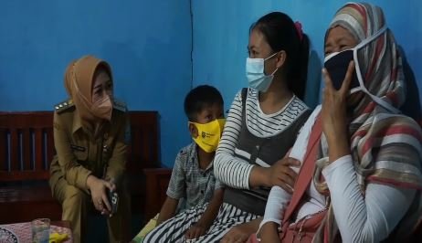 bupati purbalingga kunjungi anak yang disekap orang tuanya