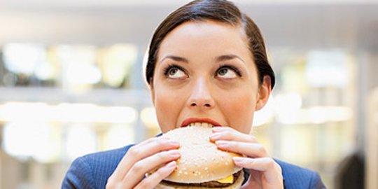 5 Hal yang Menyebabkan Tubuh Menjadi Berkeringat ketika Makan