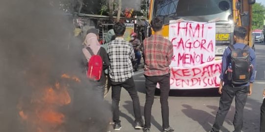 Sambut Rencana Kedatangan Jokowi, Mahasiswa di Makassar Demo sambil Bakar Ban