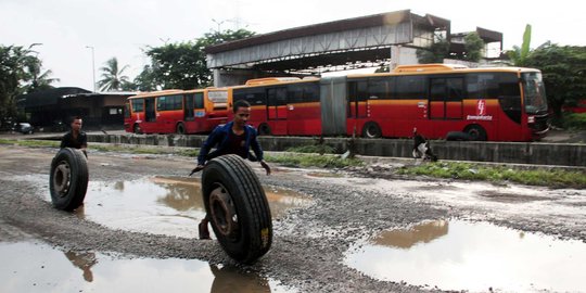 Onderdil 30 Bus Transjakarta di Terminal Pulogadung Dipreteli Preman dan Pengamen