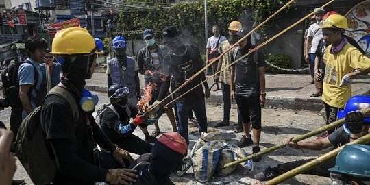 Demonstran Myanmar Ramai-Ramai Bikin Ketapel Raksasa untuk Serang Polisi