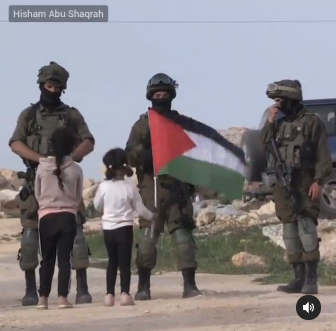 gadis kecil kibarkan bendera palestina