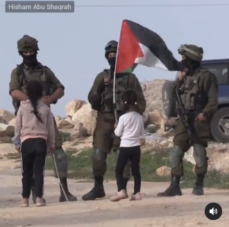 gadis kecil kibarkan bendera palestina